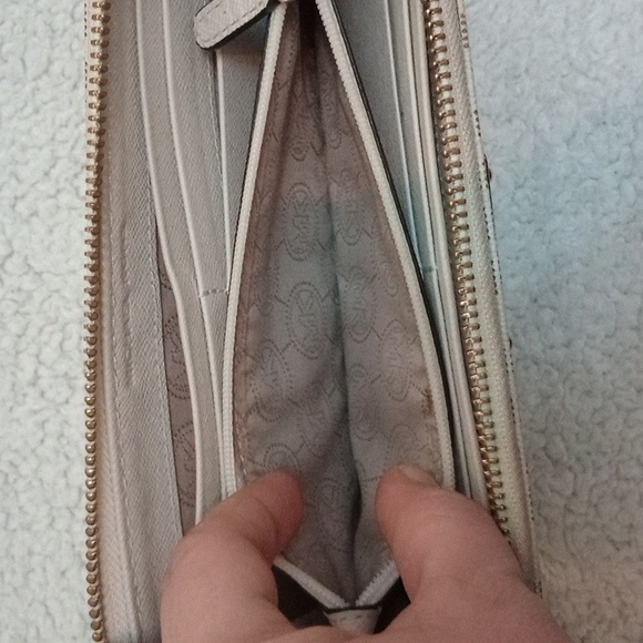 Michael kors tote and wallet - Picture 4 of 12